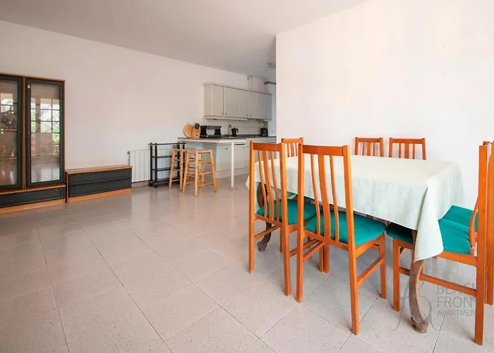 R153 - Espaciosa Con Piscina Privada En Villa Coma-ruga