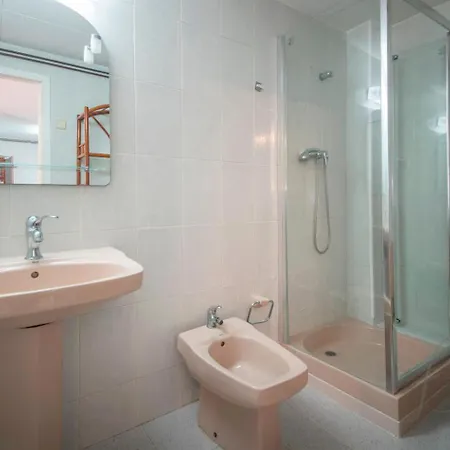 R153 - Espaciosa Con Piscina Privada En *