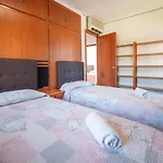R153 - Espaciosa Con Piscina Privada En *